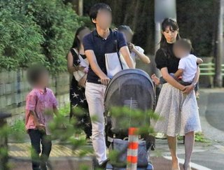 もはや家族！ 小倉優子＆エリート歯科医の子連れデートをスクープ