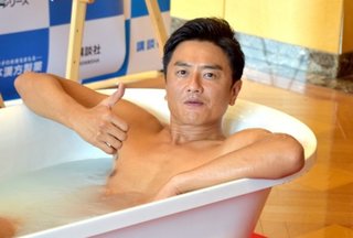 原田龍二、前代未聞の“全裸会見”「カメラアングルに気を付けて…」