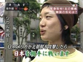 韓国の日本大使館前で旭日旗を切り裂くパフォーマンス