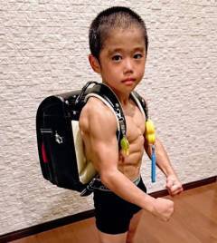 筋肉ムキムキの8歳児「RYUSEI」くん