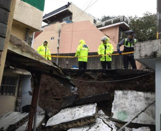 韓国の日本大使館前で旭日旗を切り裂くパフォーマンス