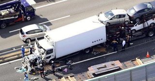 前後を大型トラックに挟まれた軽自動車ペチャンコ