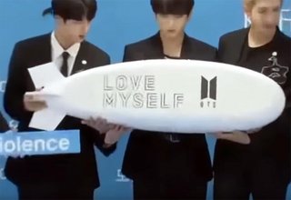 BTSがユニセフ事務所に「原爆看板」持ち込み問題視 