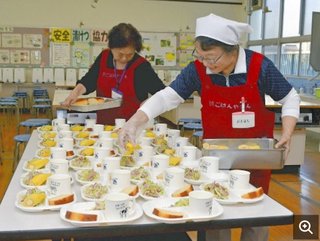 「朝食は学校で」児童の遅刻減少、集中力アップ…住民・企業が協力し広がり