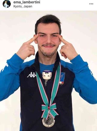 来日中に「つり目」ポーズ投稿 イタリアの車いすフェンシング選手、非難で謝罪