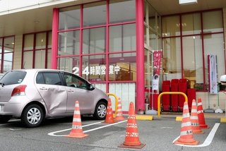 バックで駐車、通り抜けようとした女性が挟まれ死亡　兵庫のショッピングセンター