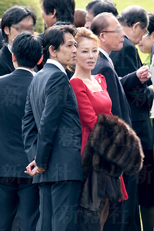 夫不在の自宅に招き入れ…　「小川直也」と「松野頼久」美人妻が重ねた“密会” 