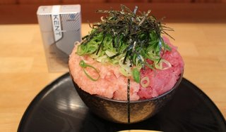 このマグロ丼、30分以内に完食できたら無料、残したら代金500円を支払わなきゃいけない