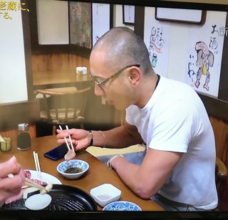 だれか昨日の海老蔵の箸持っているシーンの画像