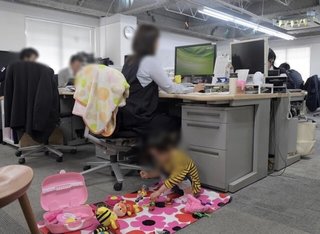 子連れ出勤OK、職場多様化　社長自ら育休取得も