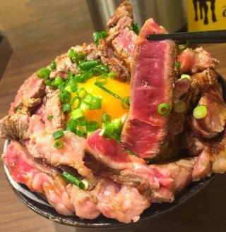 【画像】このステーキ丼が940円、高いと思う？　安いと思う？