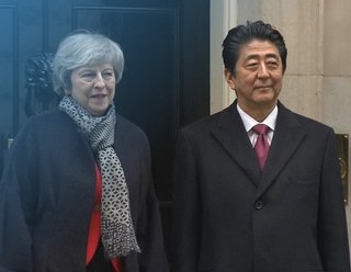【朗報】安倍首相「北朝鮮がどこかと瀬取りしている、潰したい」メイ首相「OK、英国海軍を派遣する」