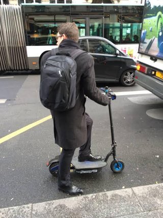 パリとかではキックボードってむしろ大人が乗り回してるよね。