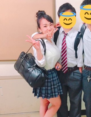 【画像】爆乳JK、同級生におっぱいを押し付ける