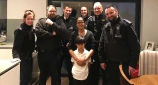 ７歳児が救急車を呼び母親救助 褒賞としてパトカー内でひと遊び イギリス 