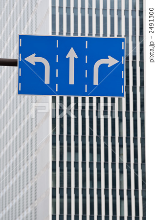 右折待ちで、赤信号で←↑が出て後ろからクラクション