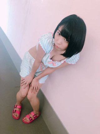 アンゴラ村長、胸元強調のセクシー写真投稿も「豊胸した鈴木おさむ」指摘に困惑