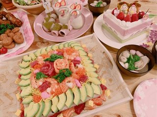 辻希美、「ちらし寿司の器はお盆？」ひな祭りの食卓に驚きの声飛び交う