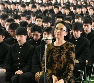 70歳の女子高校生が卒業。看護師と両立、級友からは進路や恋愛の相談を受けることも。