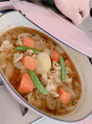 辻希美、夕食の肉じゃがに厳しい声「人参とジャガイモが固そうで残念」