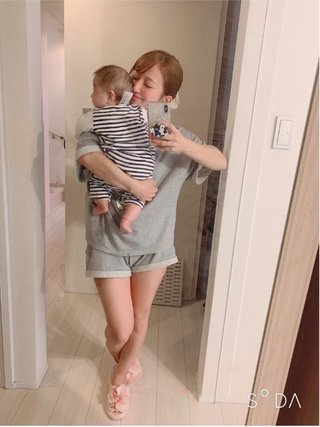 辻希美、三男を抱っこしたショーパン部屋着写真公開＆長女との“GUイロチ買い”も明かす