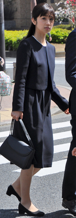 小倉優子 名門小学校 息子の入学式 スーツ姿でも可愛さ目立つ
