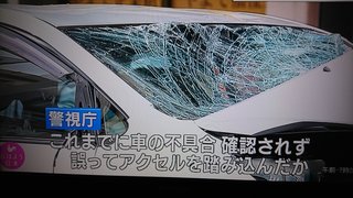 池袋で乗用車とごみ収集車が衝突　女性と子供が意識不明　10人けが