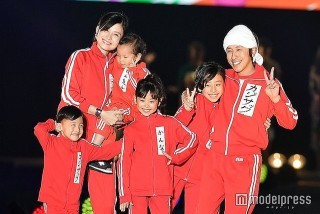 カジサック、家族全員でランウェイ初登場