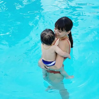 吉川ひなの、息子を抱っこしてプール楽しむ姿披露 注目集まる