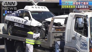 信号待ちをしていたパトカー、信号無視をした車を発見し交差点に進入、トラックと衝突する　
