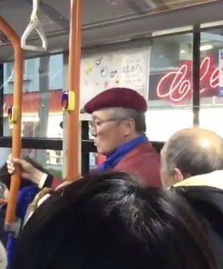 なんで俺が立たなあかんねん　高齢者に譲るべきか、子ども優先か。座席でおじいちゃんと母親が罵り合い