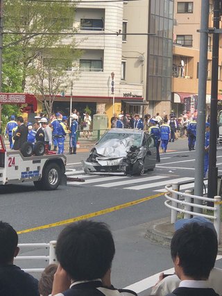 池袋で乗用車とごみ収集車が衝突　女性と子供が意識不明　10人けが