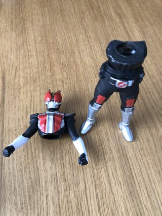 誰か助けて。ソフビの胴体戻せない。