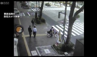 池袋で乗用車とごみ収集車が衝突　女性と子供が意識不明　10人けが