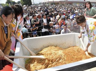 世界もびっくり　超∞超大盛「ペヤング」焼きそば、ギネス記録に　群馬・伊勢崎　