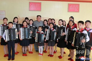 【画像】 金正恩にハグされる少女たち