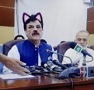 猫耳大臣、SNSで瞬く間に拡散　会見生中継、撮影ミス