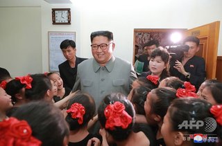 【画像】 金正恩にハグされる少女たち