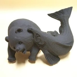 娘の顔に熊の置物投げつけた父、息子が１１０番