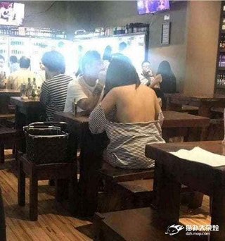 街中に童貞を殺すセーターを着た女性現る