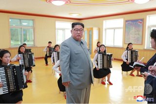 【画像】 金正恩にハグされる少女たち