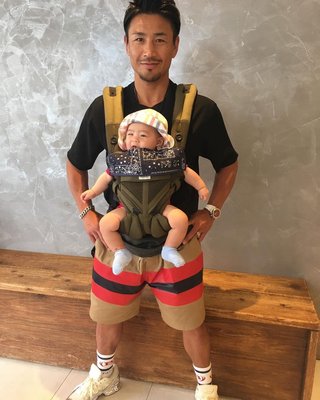 魔裟斗が"抱っこ紐デビュー" イクメンぶりに「かっこいい」