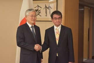 韓国が和解案「条件付きで2国間協議」　日本は拒否　徴用工問題