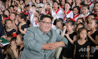 【画像】 金正恩にハグされる少女たち