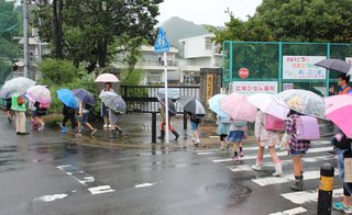 児童ら笑顔で登校＝再開の小学校－神奈川・愛川町