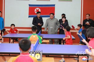 【画像】 金正恩にハグされる少女たち