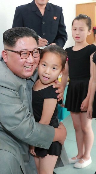 【画像】 金正恩にハグされる少女たち