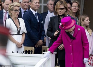 YOSHIKIのスカーフがエリザベス女王の首に直撃！国際問題に