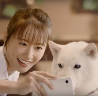 ソフトバンクのCMの紗江子みたいな声の店員役の人何歳だと思う？