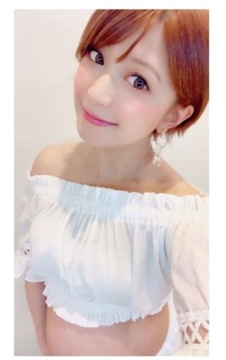 矢口真里、オフショルダーの白ドレスでマタニティフォト